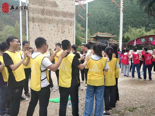 培訓快訊培訓時間：7月23日培訓地點：榆中隆鑫山莊培訓單位：甘肅建投**公司新入職培訓課程：拓展培訓人數(shù)：55人