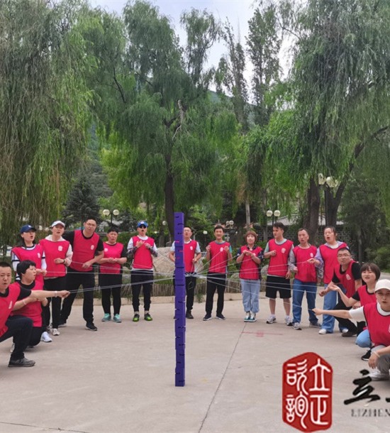 培訓快訊培訓時間：2021年7月6日培訓地點：榆中興隆山培訓單位:甘肅**集團**公司培訓課程:中青年職工拓展培訓班培訓項目介紹：合力建塔團隊成員拉緊繩子末端控制塔鉤移動，用塔鉤將一塊塊塔吊起并按照教