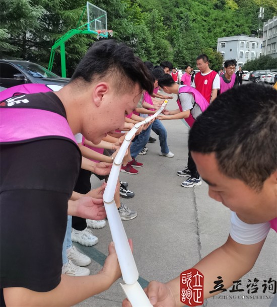 培訓快訊培訓時間：2021年7月12-19日培訓地點：西安培訓單位：中鐵**局**公司培訓課程：新員工入職培訓班團隊合作項目鼓動人心培訓形式一個大鼓，把鼓的四周拴上16根繩子，每根繩子由一個人牽著，在